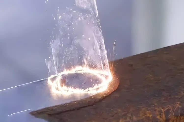 Laserreinigung einer korrodierten Metalloberfläche